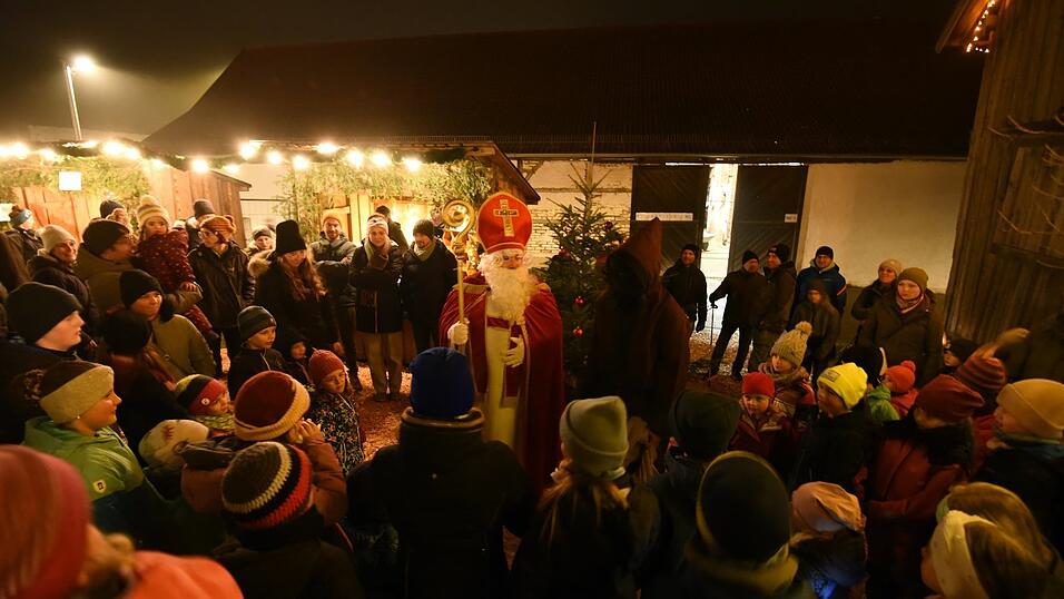 Nikolaus und Krampus konnten sich über Lieder und Gedichte der Kinder freuen bei ihrem Besuch. Nikolaus und Krampus konnten sich über Lieder und Gedichte der Kinder freuen bei ihrem Besuch.