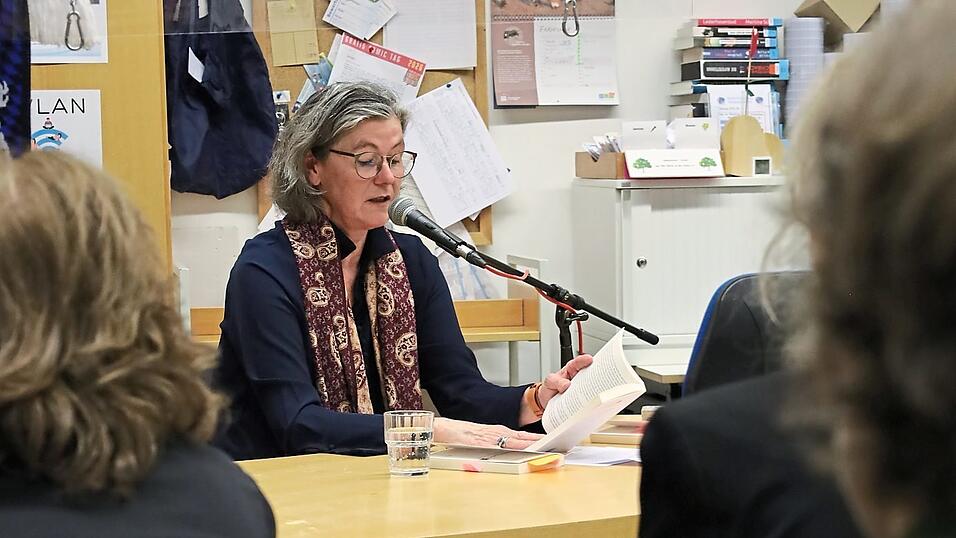 Autorin Petra Teufl fesselte die Zuh&ouml;rer in der W&ouml;rther B&uuml;cherei mit ihrer Geschichte &uuml;ber ein besonderes Lager voller Andenken, Erbst&uuml;cke und Erinnerungsgegenst&auml;nde.