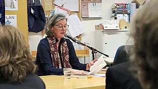 Autorin Petra Teufl fesselte die Zuh&ouml;rer in der W&ouml;rther B&uuml;cherei mit ihrer Geschichte &uuml;ber ein besonderes Lager voller Andenken, Erbst&uuml;cke und Erinnerungsgegenst&auml;nde.