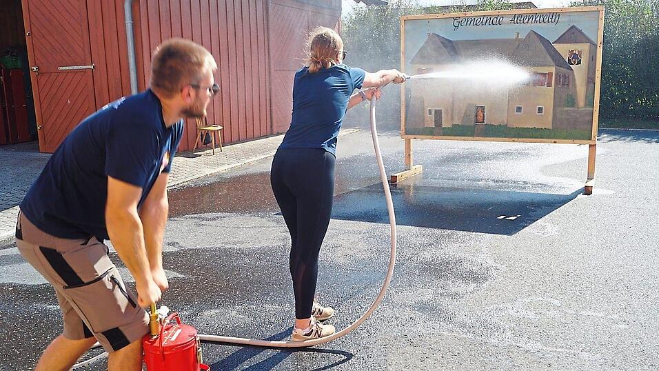 „Wasser marsch“ heißt es beim Kübelspritzen der Feuerwehr. „Wasser marsch“ heißt es beim Kübelspritzen der Feuerwehr.