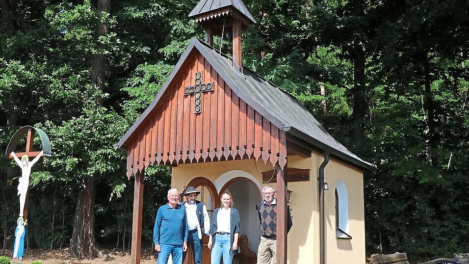Für Michael Aumann (links), Anja Kürzinger und ihre Mitstreiter wie Herbert Bauer (rechts) und Albert Luger ist die Kapelle bei Schäferei ein wichtiger Ort - nicht nur bei der Pferdewallfahrt. Mehrmals pro Jahr treffen sie sich hier, um Andachten zu halten; die Sitzgruppe lädt anschließend zum Verweilen ein. Für Michael Aumann (links), Anja Kürzinger und ihre Mitstreiter wie Herbert Bauer (rechts) und Albert Luger ist die Kapelle bei Schäferei ein wichtiger Ort - nicht nur bei der Pferdewallfahrt. Mehrmals pro Jahr treffen sie sich hier, um Andachten zu halten; die Sitzgruppe lädt anschließend zum Verweilen ein.