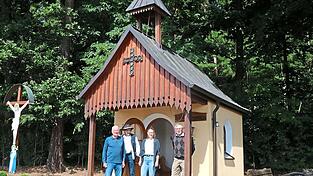 Für Michael Aumann (links), Anja Kürzinger und ihre Mitstreiter wie Herbert Bauer (rechts) und Albert Luger ist die Kapelle bei Schäferei ein wichtiger Ort - nicht nur bei der Pferdewallfahrt. Mehrmals pro Jahr treffen sie sich hier, um Andachten zu halten; die Sitzgruppe lädt anschließend zum Verweilen ein.