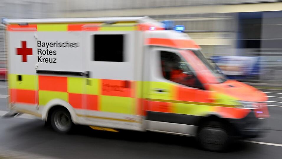 Drei Teilnehmer der Feier wurden wegen Vergiftungen durch Alkohol und Drogen ins Krankenhaus gebracht. (Symbolbild) Drei Teilnehmer der Feier wurden wegen Vergiftungen durch Alkohol und Drogen ins Krankenhaus gebracht. (Symbolbild)