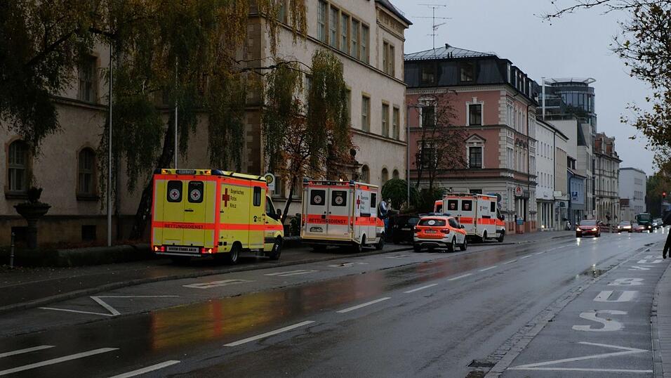 Wegen einer Bombendrohung ist derzeit das Gebiet um die Berufsschule in der Pestalozzistraße in Straubing gesperrt.