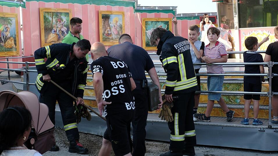 Die Volksfestwache der Freiwilligen Feuerwehr hat das ausgelaufenen Bio-Hydrauliköl gebunden. Die Volksfestwache der Freiwilligen Feuerwehr hat das ausgelaufenen Bio-Hydrauliköl gebunden.