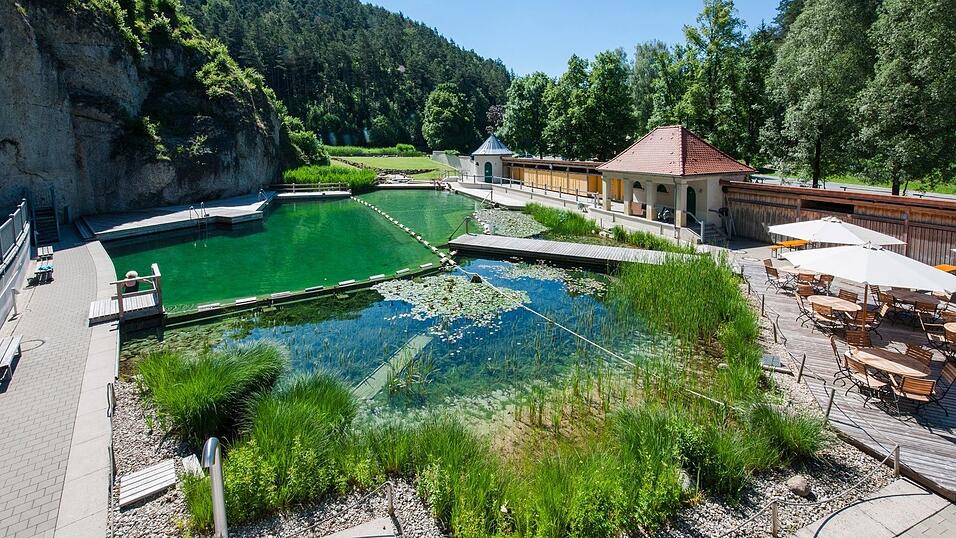Das 1926 erbaute Freibad in Pottenstein liegt am Fu&szlig;e einer Felswand und ist noch heute von Jugendstil-Mauern umgeben.