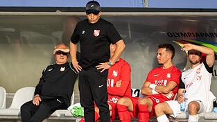 Ist auch in der kommenden Saison Drittliga-Trainer: Havelses Samir Ferchichi (2.v.l). (Archivbild) Ist auch in der kommenden Saison Drittliga-Trainer: Havelses Samir Ferchichi (2.v.l). (Archivbild)
