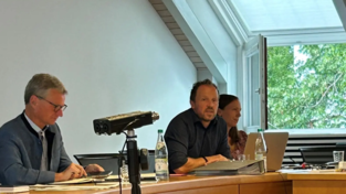 Landrat Bernd Sibler lobte die Arbeit der Kreiskämmerei, die nun federführend in den Händen von Florian Gruber und Stefanie Schuster liegt. Landrat Bernd Sibler lobte die Arbeit der Kreiskämmerei, die nun federführend in den Händen von Florian Gruber und Stefanie Schuster liegt.