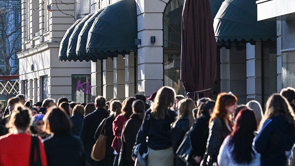 Lange Schlange: Viele Fans zog es zu einem Pop-up-Store zum neuen Album von Harry Styles. (Archivbild)