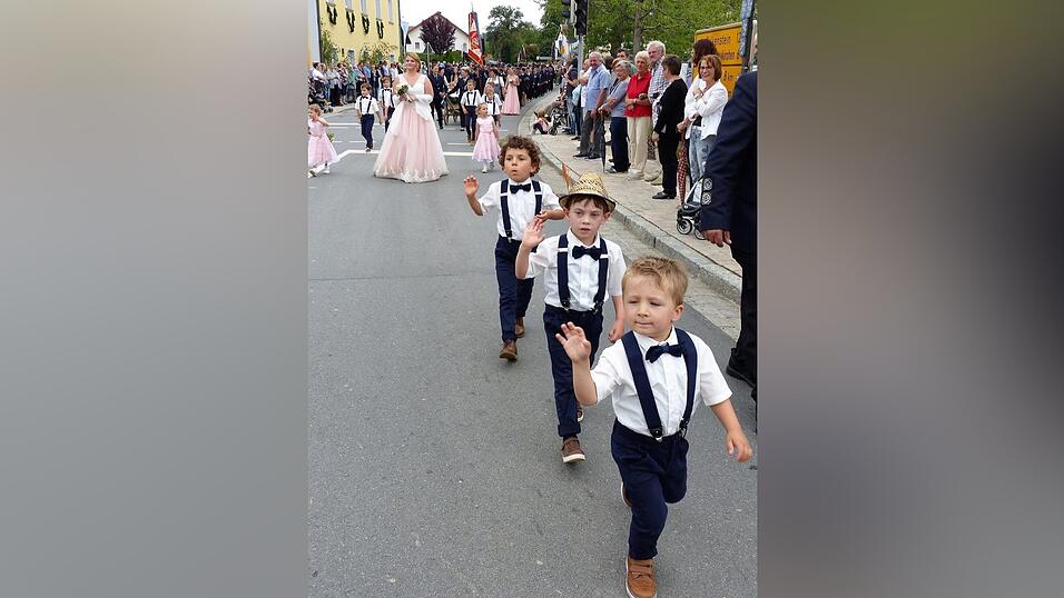 Gut drauf: Die Nachwuchs-Buam der Thierlinger Patenwehr.