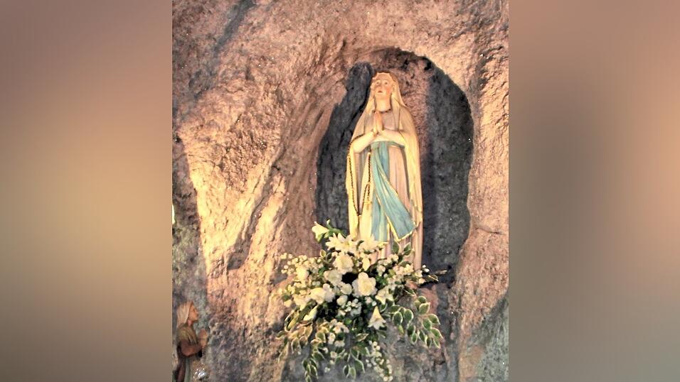 In der Kapelle wird an die Erscheinung der Muttergottes erinnert. In der Kapelle wird an die Erscheinung der Muttergottes erinnert.