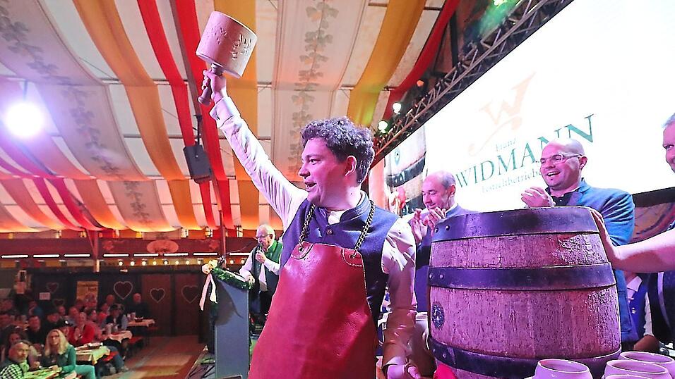 Zwei ganze und einen Sicherheitsschlag brauchte es, bis das erste Starkbierfass von zweitem Bürgermeister Thomas Haslinger angezapft war. Zwei ganze und einen Sicherheitsschlag brauchte es, bis das erste Starkbierfass von zweitem Bürgermeister Thomas Haslinger angezapft war.