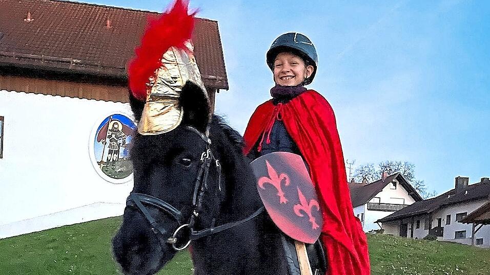 Beim Sankt Martins-Umzug 2022 ritt Vanessa mit dem Pony 'Beppi' souver&auml;n in Volkenschwand mit. Diesmal ist 'Beppi' beim Laternenumzug in Sandelzhausen mit von der Partie.