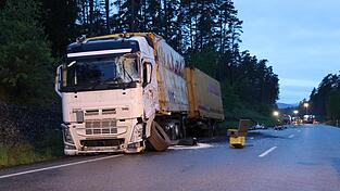 Der Fahrer des Paketlieferdienstes erleidet mittelschwere Verletzungen und kommt in ein Krankenhaus nach Regensburg. Im Hintergrund rechts der Silozug, die rund 100 Meter weiter zum Stehen kam.