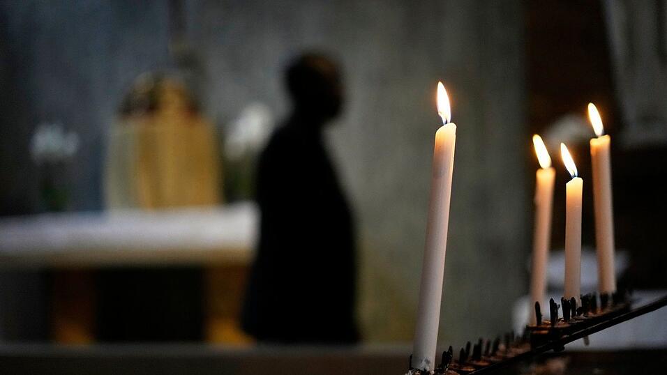 Viele ber&uuml;hmte Menschen haben sich 2025 von der Welt verabschiedet. (Symbolbild)