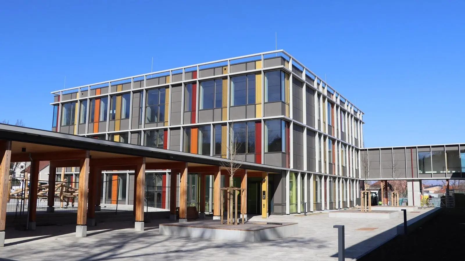 Die Türen für den Anbau der Grund- und Mittelschule Landau kommen