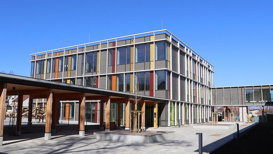 Ende 2025 w&auml;re der Erweiterungsbau der Grund- und Mittelschule bezugsfertig gewesen - w&auml;ren da nicht die fehlenden T&uuml;ren.