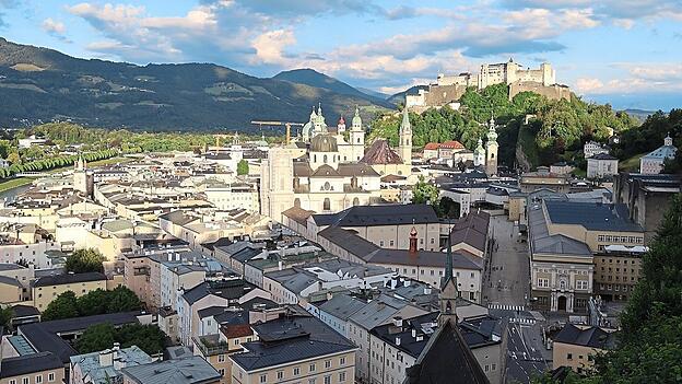 Salzburg hat viele sch&ouml;ne Dachterrassen - hier der abendliche Blick vom Restaurant M32 &uuml;ber die Welterbestadt mit Dom, Festung und rechts dem Festspielhaus.