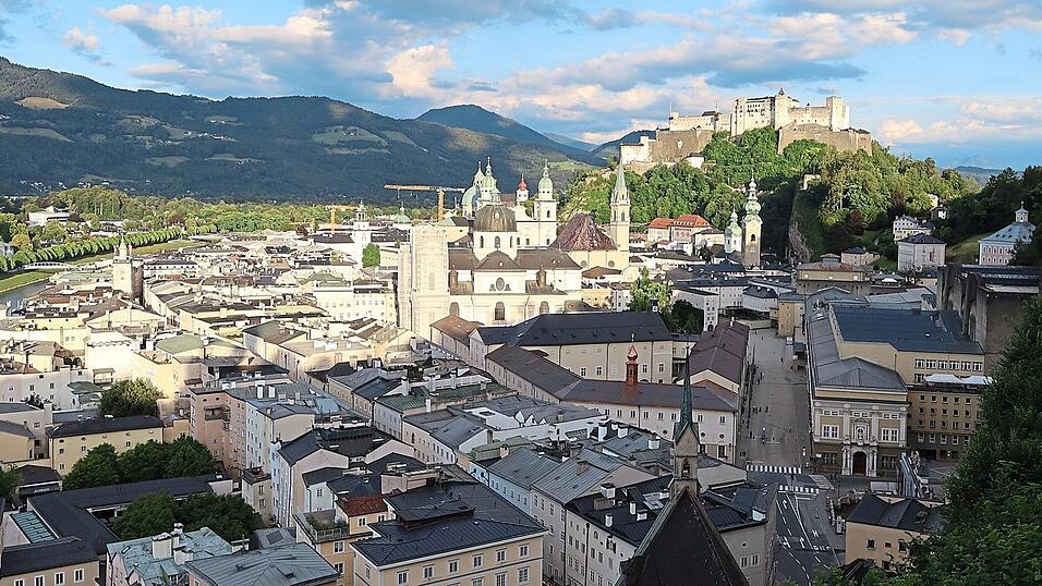 Salzburg hat viele schöne Dachterrassen - hier der abendliche Blick vom Restaurant M32 über die Welterbestadt mit Dom, Festung und rechts dem Festspielhaus. Salzburg hat viele schöne Dachterrassen - hier der abendliche Blick vom Restaurant M32 über die Welterbestadt mit Dom, Festung und rechts dem Festspielhaus.