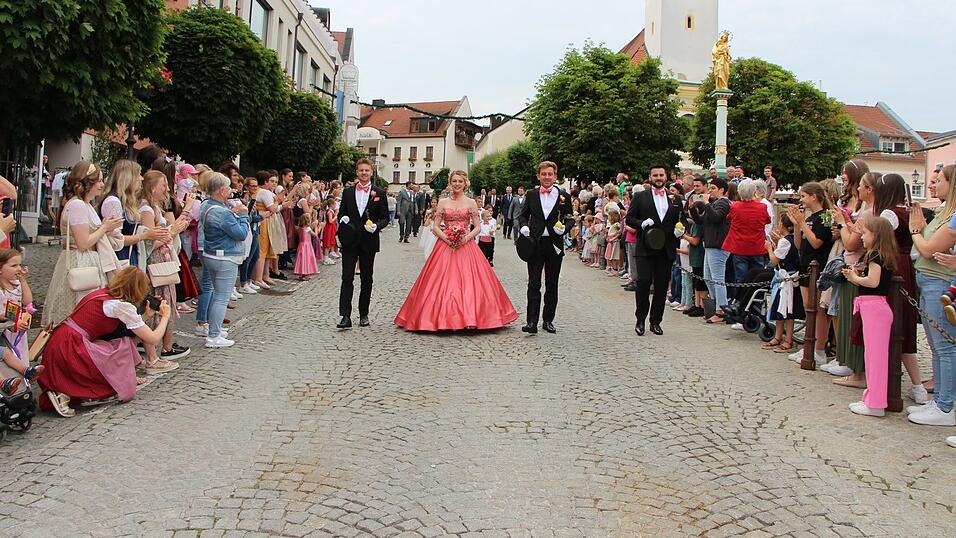 Der Burschen- und Brautzug am zweiten Tag der Pfingsthochzeit: Die Zuschauer klatschten Beifall.