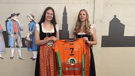 Die Neuzugänge Anna Liefke (links) und Nora Melzl freuen sich auf die Herausforderung in Straubing.