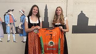 Die Neuzugänge Anna Liefke (links) und Nora Melzl freuen sich auf die Herausforderung in Straubing.