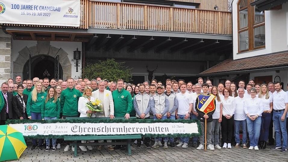 Doris und Norbert Hoffmann, flankiert von den beiden Festleitern Michael Riederer und Stefan Baumgartner sowie den &uuml;ber 100 Teilnehmern des Ehrenschirmherrnbittens&nbsp;
