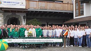 Doris und Norbert Hoffmann, flankiert von den beiden Festleitern Michael Riederer und Stefan Baumgartner sowie den über 100 Teilnehmern des Ehrenschirmherrnbittens Doris und Norbert Hoffmann, flankiert von den beiden Festleitern Michael Riederer und Stefan Baumgartner sowie den über 100 Teilnehmern des Ehrenschirmherrnbittens