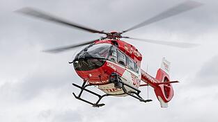 Mit einem Rettungshubschrauber kam die Frau in ein Krankenhaus. (Symbolbild) Mit einem Rettungshubschrauber kam die Frau in ein Krankenhaus. (Symbolbild)