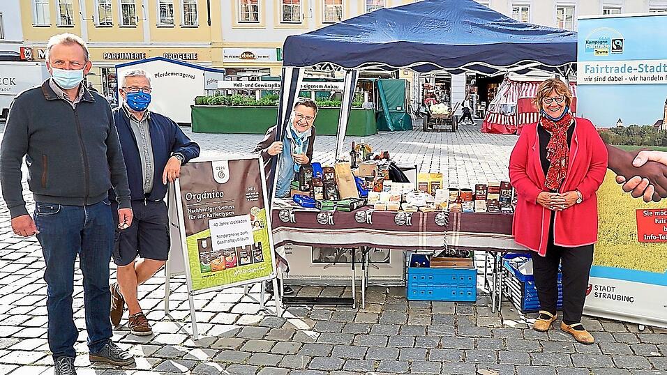 Reges Treiben herrschte am Weltladen-Stand mitten in der Stadt. Ehrenamtliche informierten und verkauften (v.l.): Gerhard Vandieken (Pfarrei St. Jakob), Anton Zeller (ÖDP), Sonja Seidel vom Weltladen, Gertrud Gruber (SPD) und Heinrich Aigner (Pfarrei St. Jakob). Reges Treiben herrschte am Weltladen-Stand mitten in der Stadt. Ehrenamtliche informierten und verkauften (v.l.): Gerhard Vandieken (Pfarrei St. Jakob), Anton Zeller (ÖDP), Sonja Seidel vom Weltladen, Gertrud Gruber (SPD) und Heinrich Aigner (Pfarrei St. Jakob).