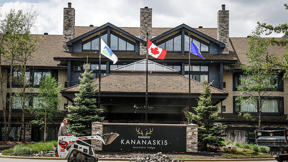 Ein Arbeiter bewegt mit einem Kompaktlader Steine vor der Pomeroy Kananaskis Mountain Lodge, in der vom 15. bis 17. Juni das Treffen der G7-Staats- und Regierungschefs stattfinden wird.