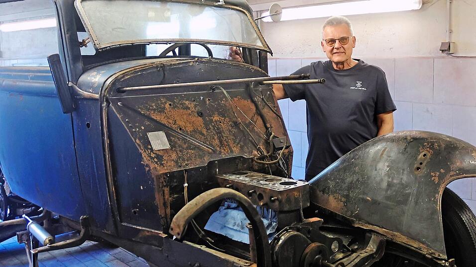 Geduldig wartet das Langzeitprojekt auf seine Vollendung: Gerhard Blab t&uuml;ftelt aktuell am Motor des Opel 1,2 Liter, Baujahr 1933, den er in Polen erworben hat. Am 15. April feiert der Altb&uuml;rgermeister und Michelsneukirchener Ehrenb&uuml;rger seinen 70. Geburtstag.