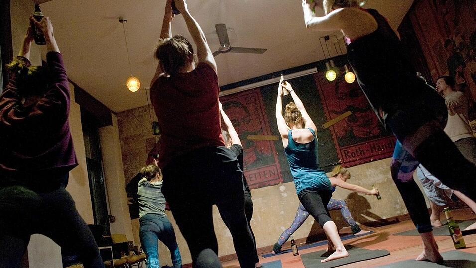 In Berlin gibt es Menschen, die nach zwei Bier auf einem Bein stehen - beim Yoga. Der Trend kommt aus den USA. In Berlin gibt es Menschen, die nach zwei Bier auf einem Bein stehen - beim Yoga. Der Trend kommt aus den USA.