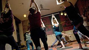 In Berlin gibt es Menschen, die nach zwei Bier auf einem Bein stehen - beim Yoga. Der Trend kommt aus den USA.