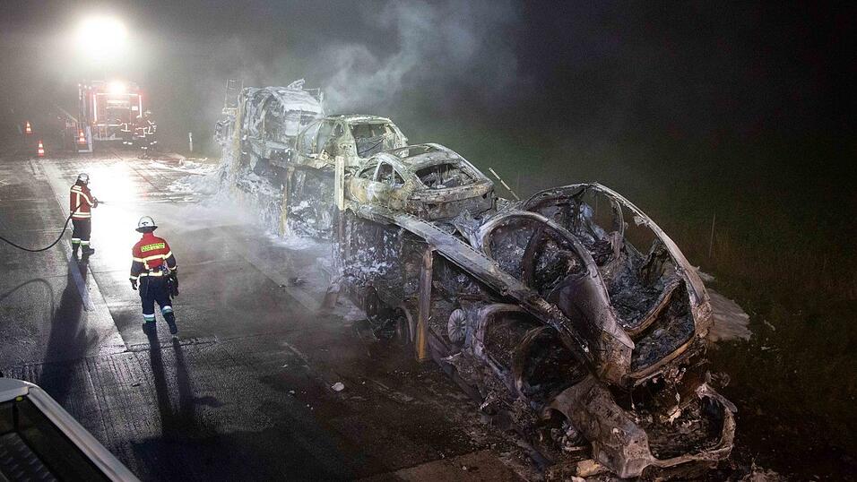 Auf der A92 bei Essenbach ist am Donnerstagmorgen ein Autotransporter mit neuen BMWs ausgebrannt. Auf der A92 bei Essenbach ist am Donnerstagmorgen ein Autotransporter mit neuen BMWs ausgebrannt.