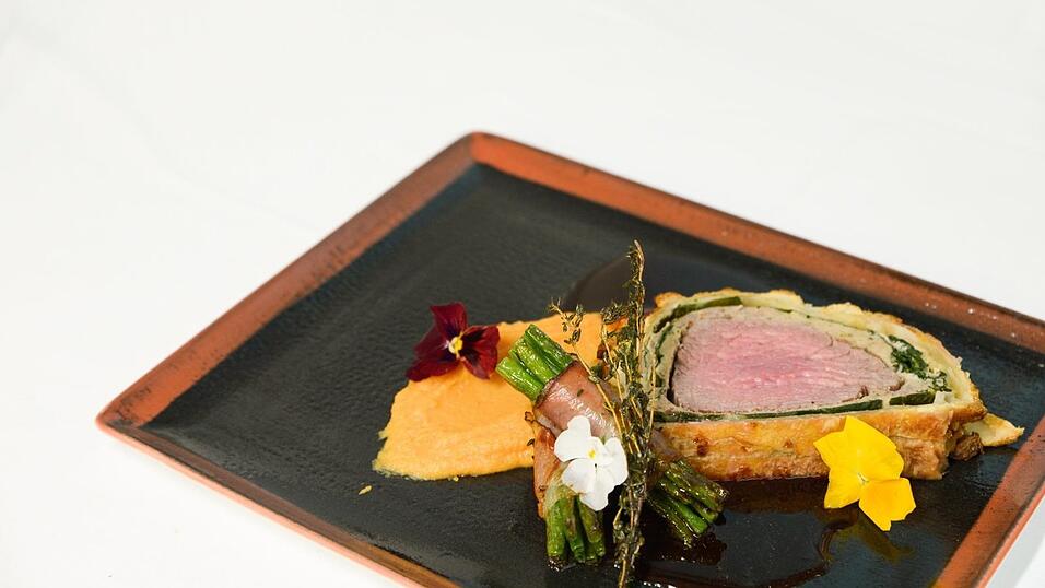 Enis Topalovic, Küchenchef Vom Wirtshaus 'Zum Geiss' in Straubing, empfiehlt zu Weihnachten ein Rinderfilet nach Wellington-Art mit Zimt-Süßkartoffelcreme und Prinzessbohnen im Speckmantel mit Kirschglühbiersoße. Enis Topalovic, Küchenchef Vom Wirtshaus 'Zum Geiss' in Straubing, empfiehlt zu Weihnachten ein Rinderfilet nach Wellington-Art mit Zimt-Süßkartoffelcreme und Prinzessbohnen im Speckmantel mit Kirschglühbiersoße.