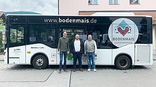 BTM-Geschäftsführer Tobias Wolf, Busunternehmer Benedikt Wenzl und Bürgermeister Michael Adam.