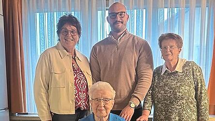 Geschäftsführer Moritz Meier, Kreisvorsitzende Anna Becker und Kreisfrau Regina Wimmer besuchten die Jubilarin