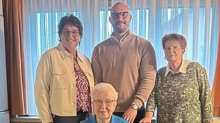 Geschäftsführer Moritz Meier, Kreisvorsitzende Anna Becker und Kreisfrau Regina Wimmer besuchten die Jubilarin