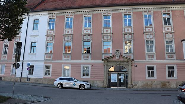 Die Fassade eines der Regierungsgeb&auml;ude soll in den n&auml;chsten Jahren erneuert werden. Einen Teststreifen (wei&szlig;) gibt es schon, auf dem man sehen kann, wie das Geb&auml;ude einmal aussehen soll.