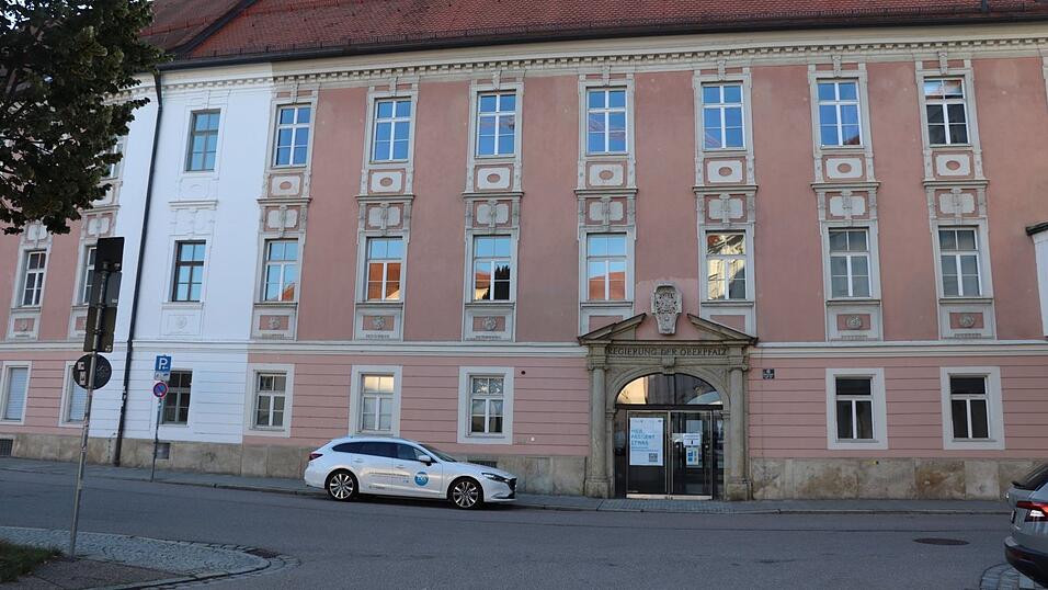 Die Fassade eines der Regierungsgeb&auml;ude soll in den n&auml;chsten Jahren erneuert werden. Einen Teststreifen (wei&szlig;) gibt es schon, auf dem man sehen kann, wie das Geb&auml;ude einmal aussehen soll.