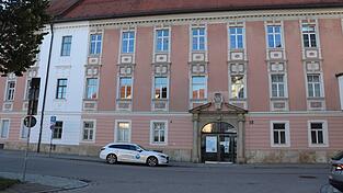 Die Fassade eines der Regierungsgeb&auml;ude soll in den n&auml;chsten Jahren erneuert werden. Einen Teststreifen (wei&szlig;) gibt es schon, auf dem man sehen kann, wie das Geb&auml;ude einmal aussehen soll.