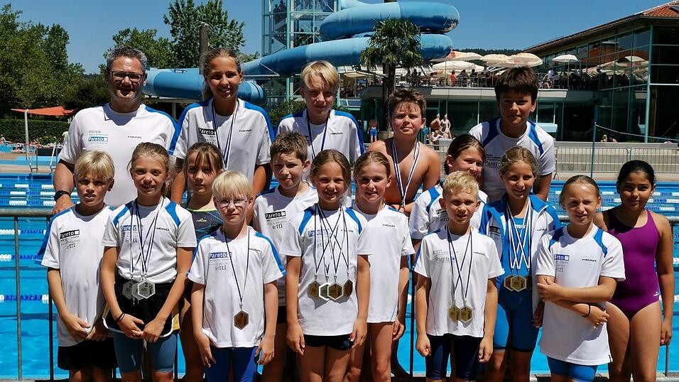 Die Straubinger Nachwuchs- und Jugendmannschaft beim Adolf-Bohn-Schwimmfest in Kelheim: Vorne (v.l.) Felix Bauer, Johanna Trisl, Arunaskara Michalsky, Alexander Kaspers, Elias Groitl, Annika Fink, Laura Wagner, Szemen Matyuhin, Sophia Hamburg, Katharina Braun, Samira Achatz, Eva-Maria Rouá. Hintere Reihe (v.l.): Trainer Markus Schuirer, Viktoria Braun, Johannes Kaspers, David Goderbauer und Christoph Baumgartner Die Straubinger Nachwuchs- und Jugendmannschaft beim Adolf-Bohn-Schwimmfest in Kelheim: Vorne (v.l.) Felix Bauer, Johanna Trisl, Arunaskara Michalsky, Alexander Kaspers, Elias Groitl, Annika Fink, Laura Wagner, Szemen Matyuhin, Sophia Hamburg, Katharina Braun, Samira Achatz, Eva-Maria Rouá. Hintere Reihe (v.l.): Trainer Markus Schuirer, Viktoria Braun, Johannes Kaspers, David Goderbauer und Christoph Baumgartner