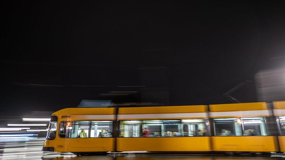 Im Fall der Messerattacke in einer Dresdner Straßenbahn befindet sich einer der beiden Tatverdächtigen in Untersuchungshaft (Symbolbild) Im Fall der Messerattacke in einer Dresdner Straßenbahn befindet sich einer der beiden Tatverdächtigen in Untersuchungshaft (Symbolbild)