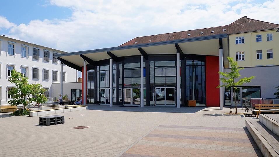 Die Ursulinen-Realschule. Die Ursulinen-Realschule.