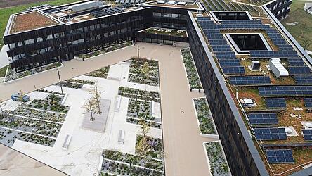 Das neue Landratsamt kostet rund 100 Millionen Euro - zu viel, finden einige Landratskandidaten.