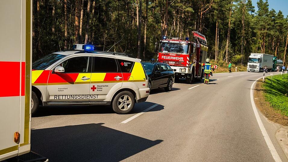 Die Fahrzeuge krachten wohl frontal ineinander.