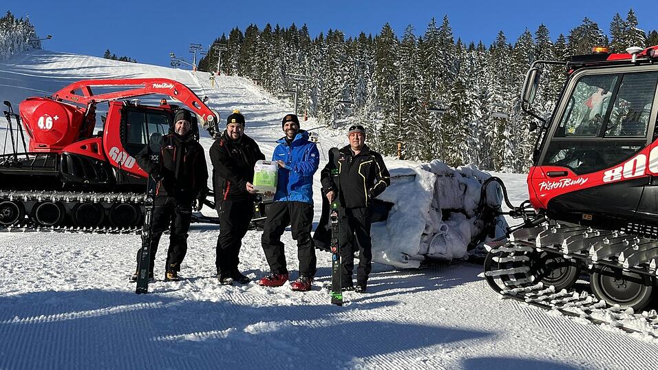 Ein lohnender Umstieg: Seit Mitte Dezember f&auml;hrt die Arberbergbahn mit der gesamten Fahrzeugflotte 'dieselfrei'. Hier die offizielle &Uuml;bergabe des neuen Kraftstoffs durch die Firma MaierKorduletsch.