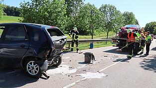 Am Renault und dem Peugeot entstand jeweils wirtschaftlicher Totalschaden.