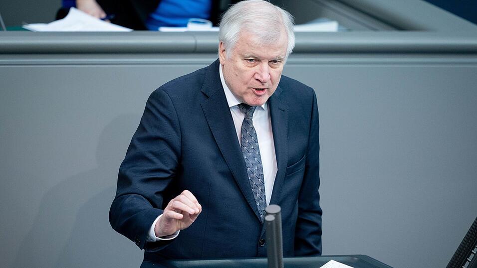 Bundesinnenminister Horst Seehofer (CSU) spricht bei der Sitzung des Bundestages. Thema der Debatte war der Kampf gegen Hass und rechten Terror in Deutschland. Bundesinnenminister Horst Seehofer (CSU) spricht bei der Sitzung des Bundestages. Thema der Debatte war der Kampf gegen Hass und rechten Terror in Deutschland.